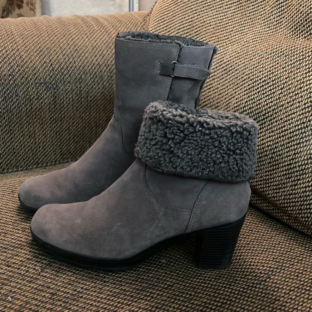 Clark’s Gray Suede Sherpa-lined boots, size 8
